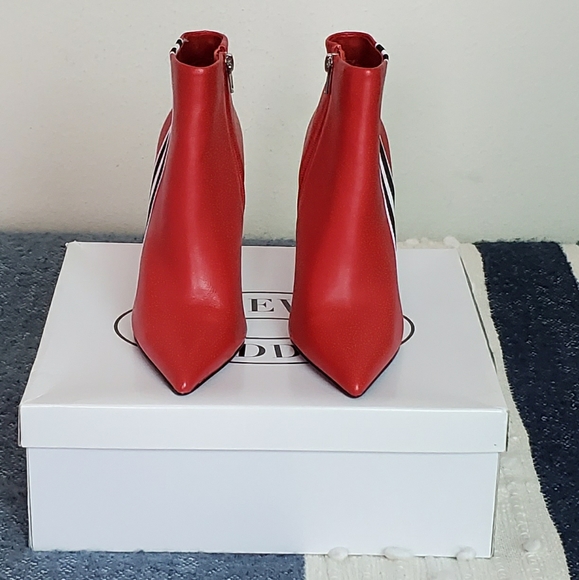 🆕️ STEVE MADDEN KNOCK RED BOOTIES - Picture 2 of 8